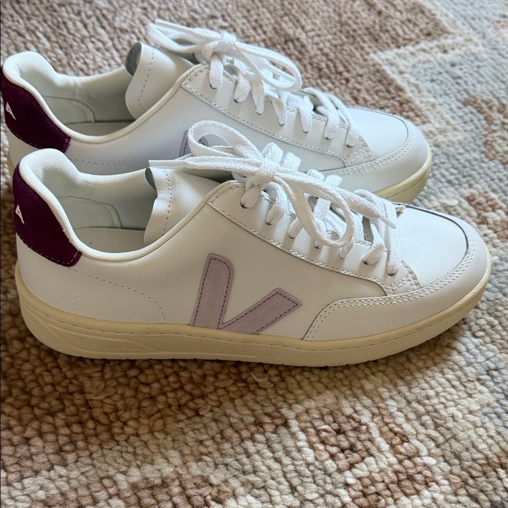 Veja Women's never worn. White and Purple Accent Sneakers. Size 8 tts.